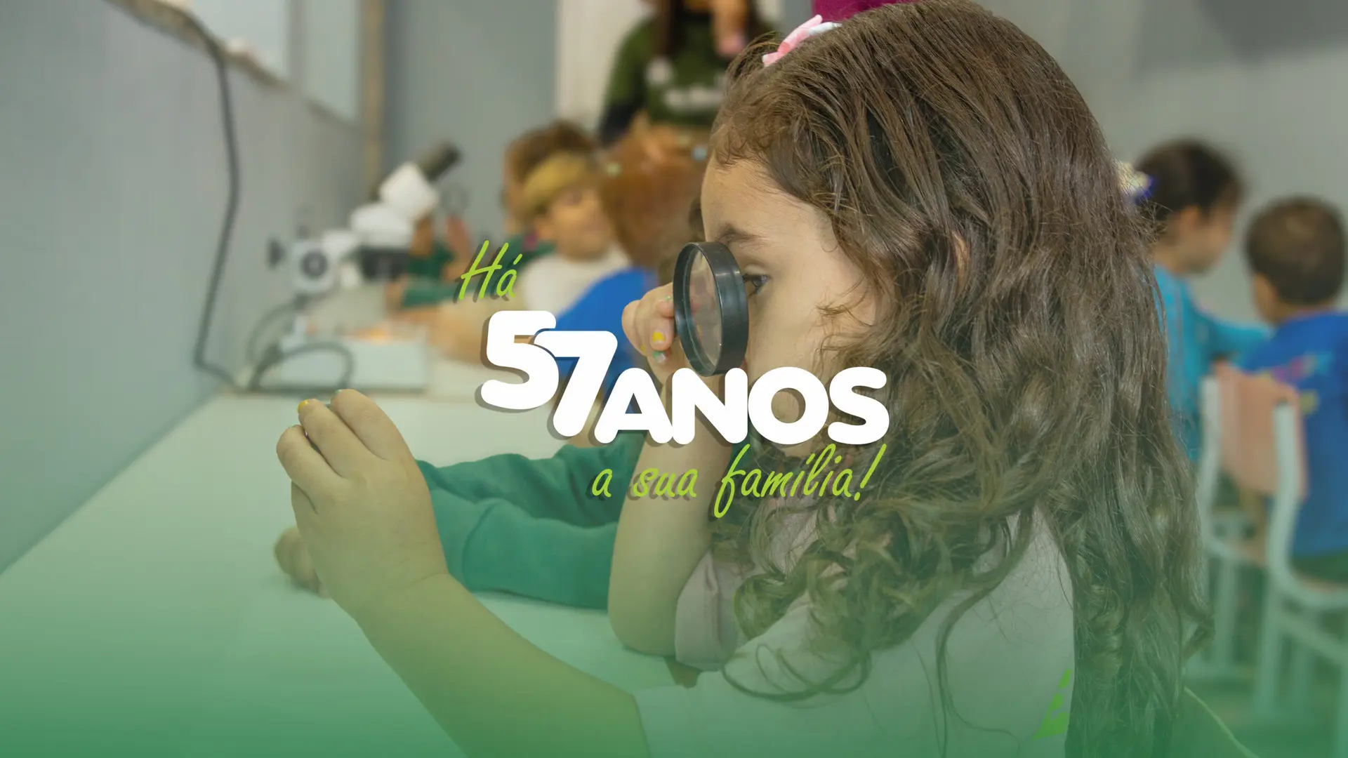 Aluna observando com lupa no laboratório da EcoEscola Monteiro Lobato