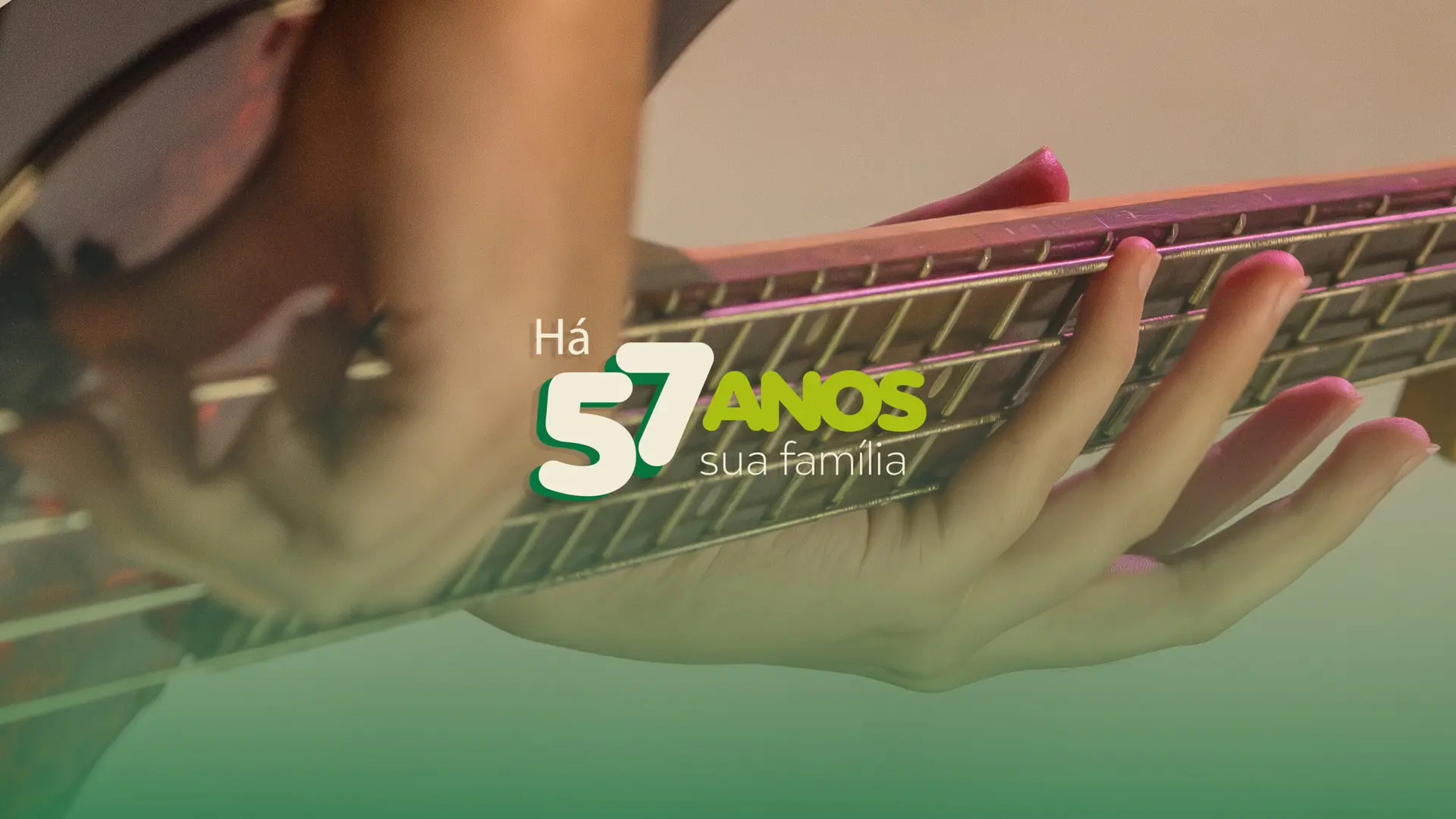 Aula de música com violão na EcoEscola Monteiro Lobato
